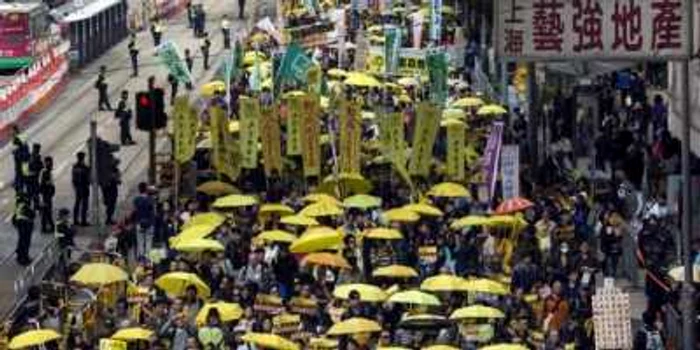 Cei aproximaativ 3.000 de protestatari au fost supravegheaţi de 2.000 de poliţişti, duminică, la Hong Kong. FOTO via Reuters