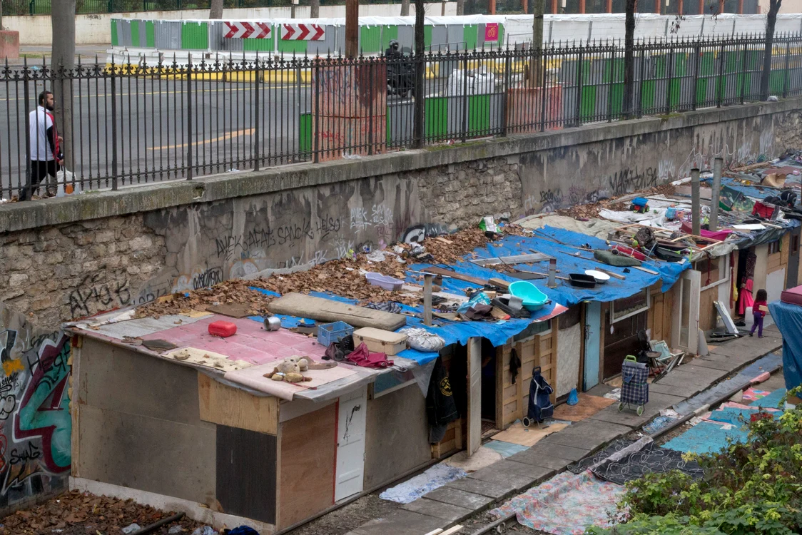 Oamenii își văd de viața lor în cartierul de carton din Paris