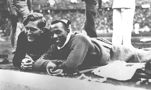 ”Bătălia culorilor”, sau prietenia dintre un atlet afro american și unul nazist jpeg