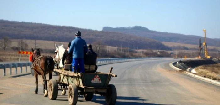 Deocamdată, doar căruţele şi maşinile constructorilor circulă pe traseul autostrăzii Simeria - Orăştie. FOTO: D.Guţă