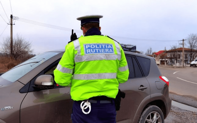 Un șofer a circulat mai mulți ani cu un permis fals din Cehia. Polițiștii l-au verificat abia la a șasea oprire în trafic