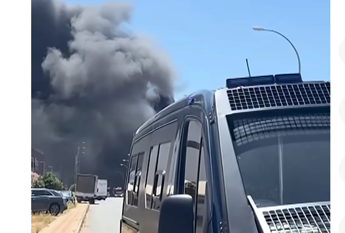 Incendiul a izbucnit miercuri. FOTO captură video Reuters, YouTube