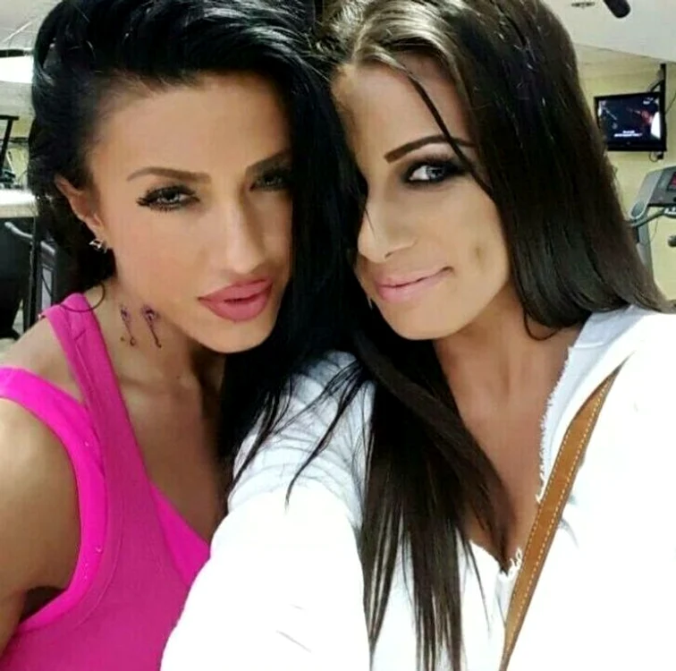 Elena Popa și Roxana Vancea, pe vremea când se jucau cu imaginația bărbațilorfoto: Facebook