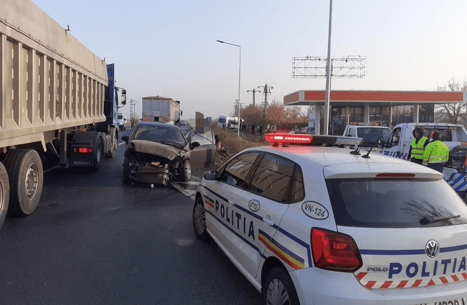 11 răniți după ce un microbuz de persoane s-a ciocnit cu un autoturism pe E85