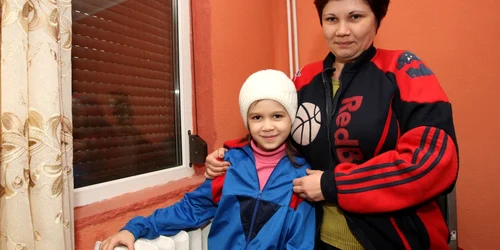 Luminiţa Rotaru şi fiica de opt ani, Mădălina, preferă factura mică şi să stea îmbrăcaţi în casă