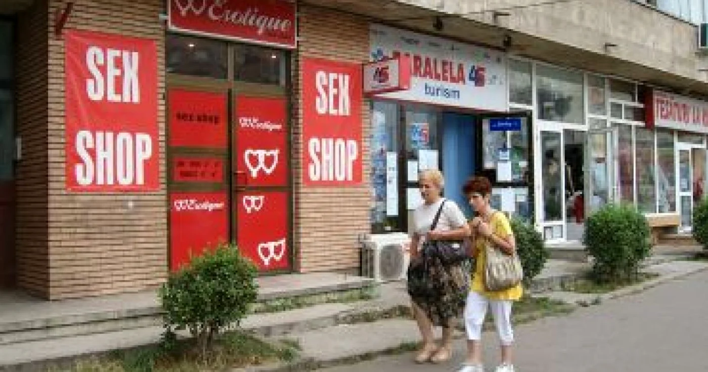 Ploieşti: La sex-shop ruşinea se lasă la uşă