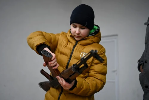 Femeile si copiii din Ucraina învăţaţi să ţină arma în mână. FOTO AFP