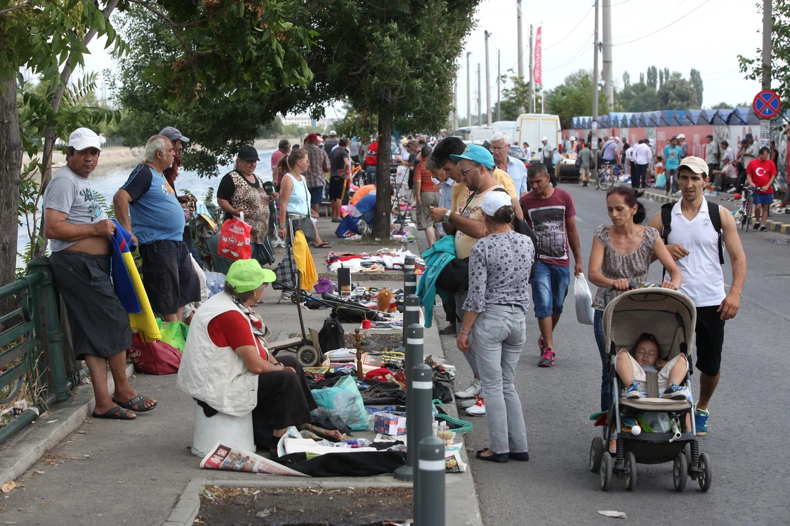 În fiecare duminică, trotuarele și cel puțin o bandă de circulație din zona târgului auto sunt ocupate de comercianți