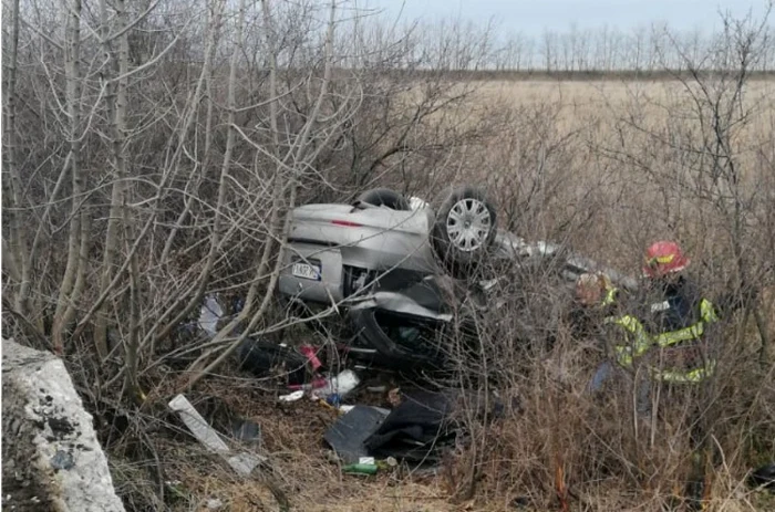 Maşina în care se aflau victimele s-a răsturnat după e a lovit un cap de pod FOTO ISU TIMIŞ