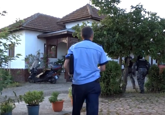 Poliţiştii au descins la locuinţa consilierului local