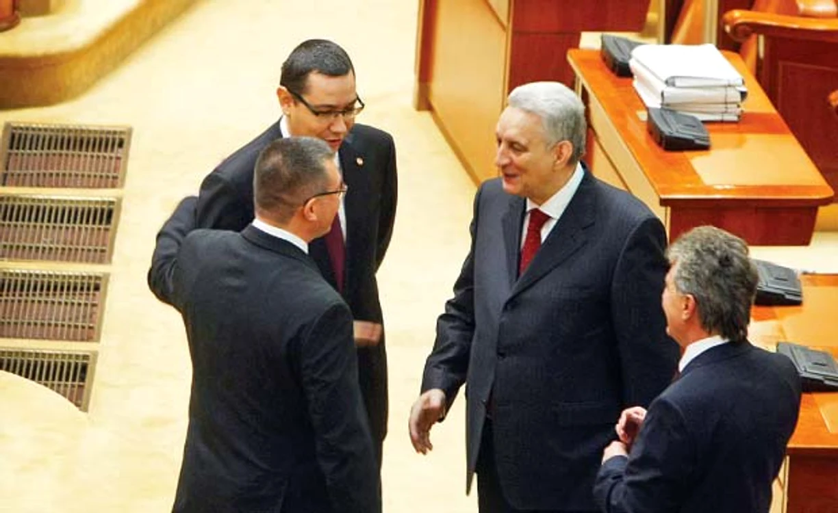 Premierul Mihai Răzvan Ungureanu s-a întreţinut amical cu Victor Ponta şi Ilie Sârbu