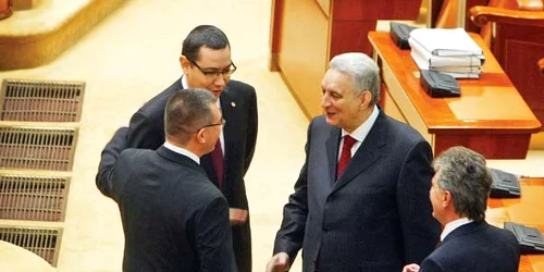 Premierul Mihai Răzvan  Ungureanu s-a întreţinut amical cu Victor Ponta  şi Ilie Sârbu 