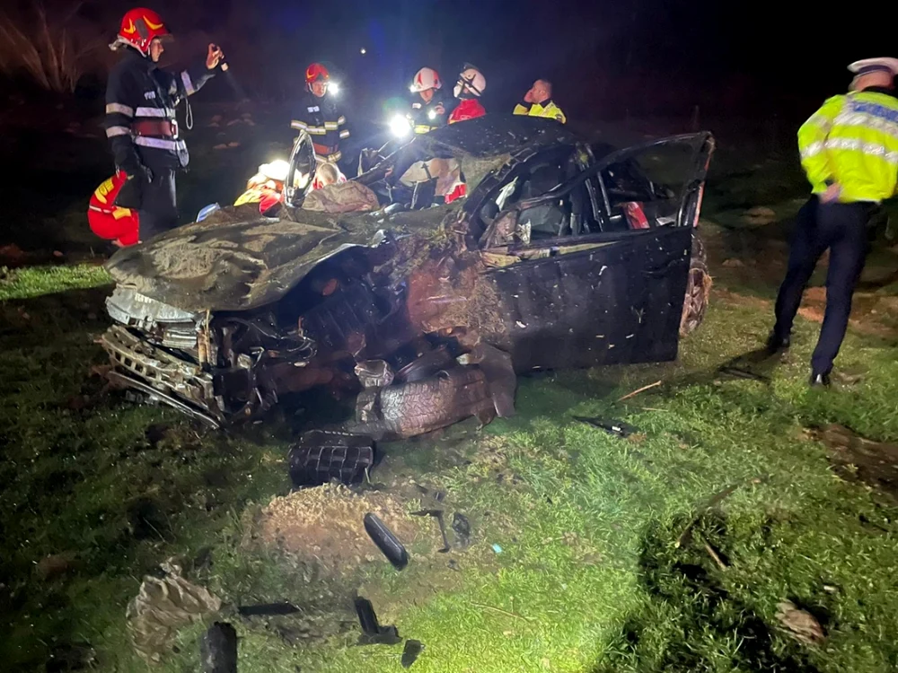 Imagine de la accidentul produs la ieşirea din Sibiu, spre Răşinari, în urma căruia a murit un tânăr de 18 ani Foto ISU Sibiu