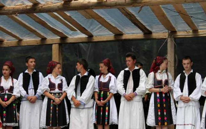 Tinerii din ansambluri au făcut spectacol