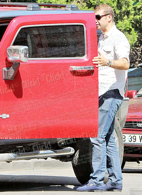 Bute a decis ca în această vacanţă să se deplaseze doar cu acest Hummer roşu (fotografii: Sorin Puiu)