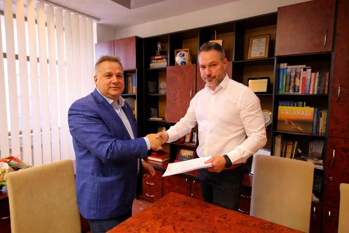 Bogdan Mihai(dreapta) a semnat contractul de management în prezenţa lui Vasile Iliuţă, preşedintele CJ Călăraşi FOTO Facebook/CJC