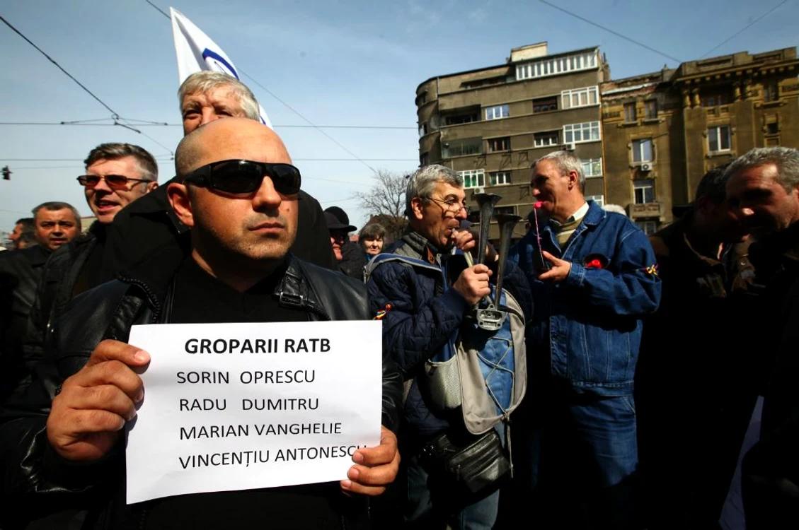 Nu e prima dată când angajații se plâng de condițiile de muncă. Până acum, conducerea Regiei nu a luat măsuri pentru rezolvarea situației