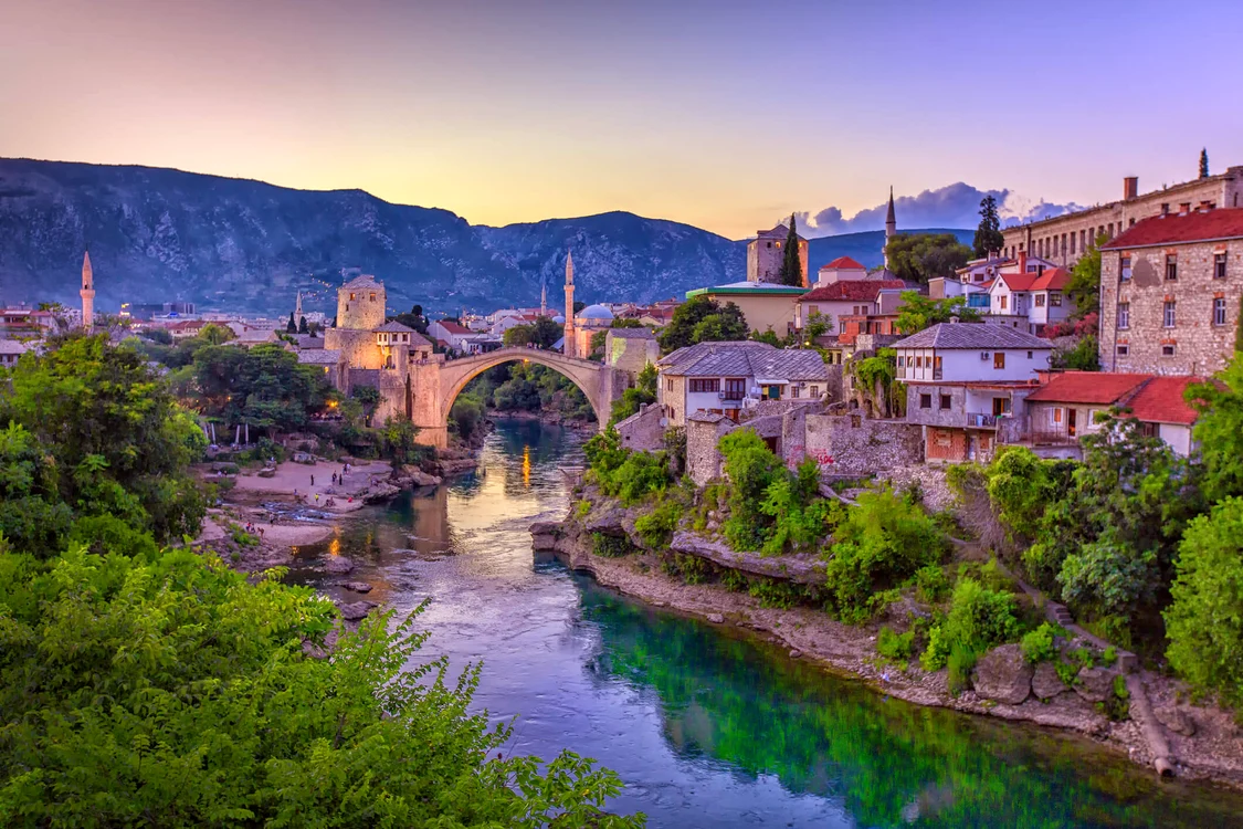 Panoramă cu una dintre imaginile simbolice din Mostar oraș din Bosnia Herțegovina Tourismbih.com