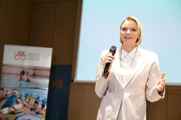 Prințesa Charlene de Monaco în roz, Facebook 1 jpg