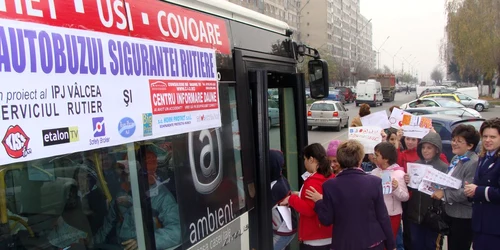 Elevii s-au plimbat cu Autobuzul Sigurantei Rutiere