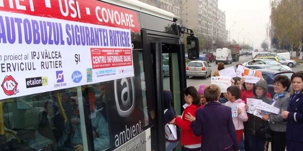 Elevii s-au plimbat cu Autobuzul Sigurantei Rutiere