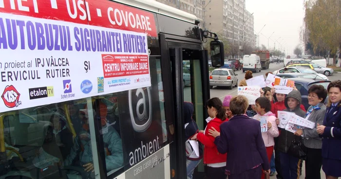 Elevii s-au plimbat cu Autobuzul Sigurantei Rutiere