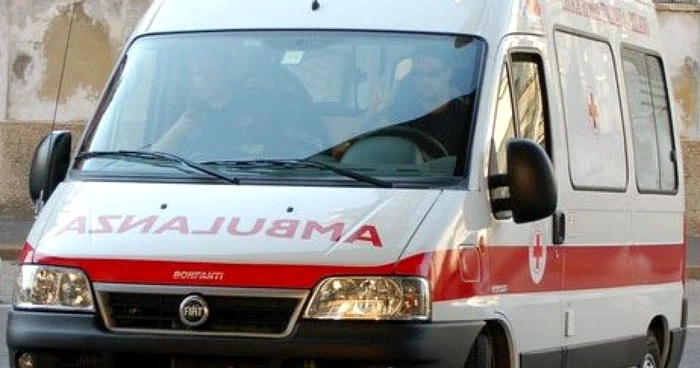 Românca a fost transportată de urgenţă la spital, dar medicii nu au mai putut face nimic