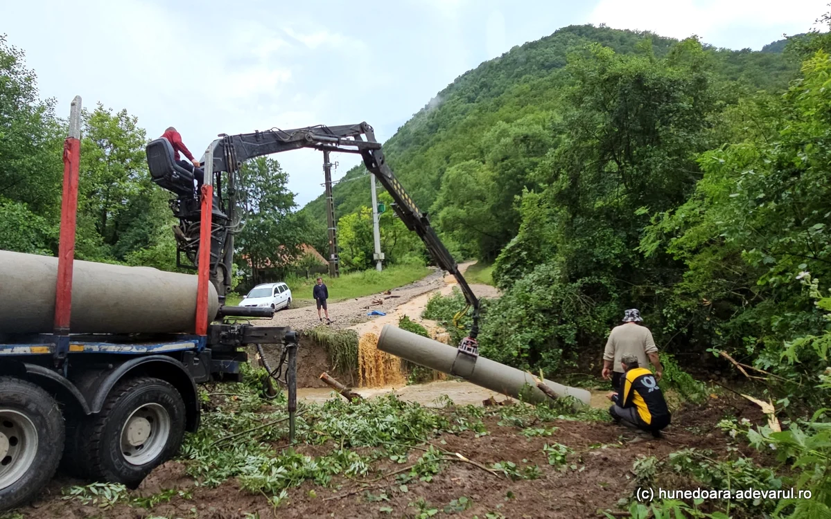 Singurul drum spre satul Ulm a fost rupt de viituri. Foto: Daniel Guță. ADEVĂRUL