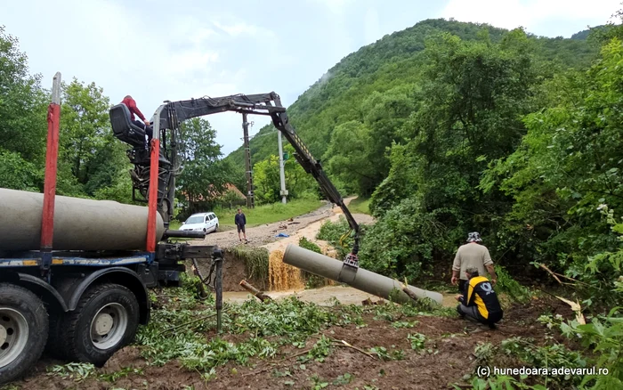 Singurul drum spre satul Ulm a fost rupt de viituri. Foto: Daniel Guță. ADEVĂRUL