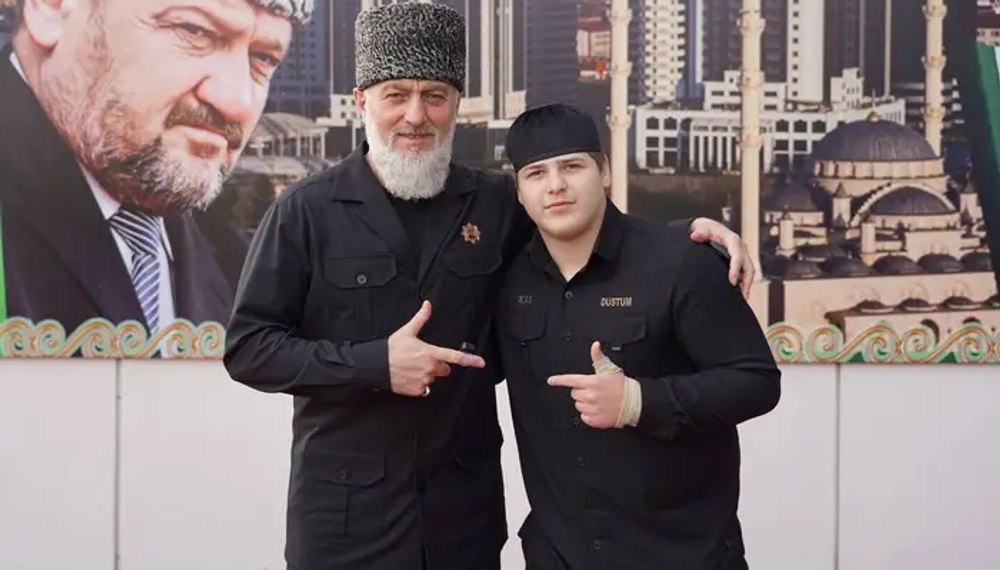 Ramzan Kadîrov, aliatul lui Putin, a publicat o înregistrare video în care fiul său de 15 ani bate un prizonier. „A  făcut ceea ce trebuia“