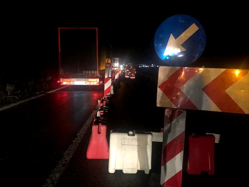 
    Circulaţia este îngreunată, joi seară, pe Valea Oltului, la CâineniFoto News.ro  