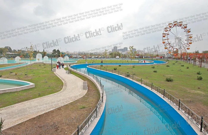 Roata de 30 de metri oferă o imagine de ansamblu asupra parcului