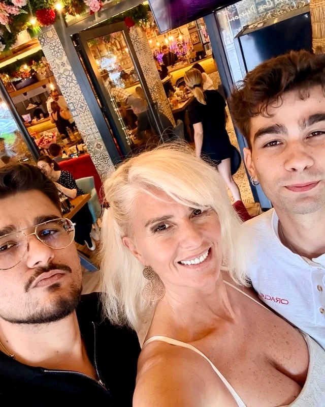 Raluca Guslicov, alături de fii ei, Ralf și Marc foto: Facebook 