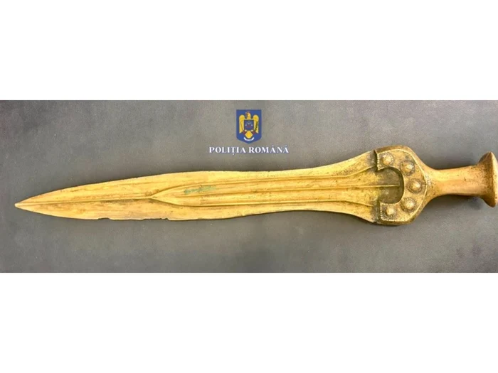 Sabie veche de peste 3.000 de ani, descoperită în locuința unui bărbat din Bacău, în urma perchezițiilor