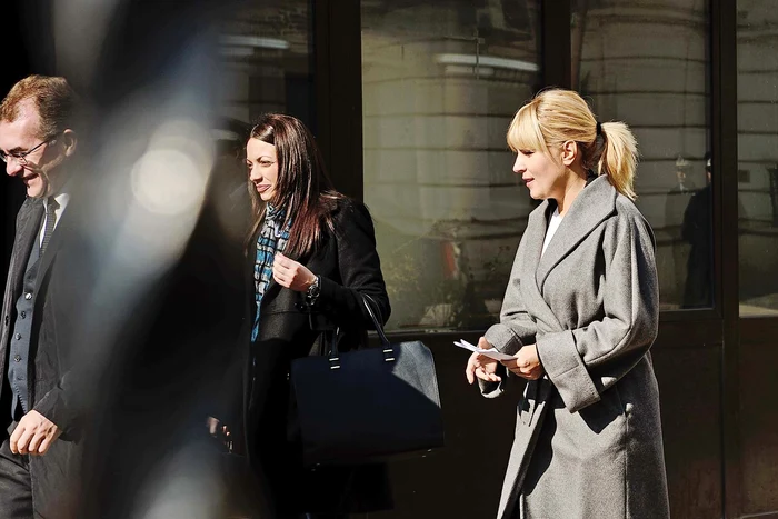 
    Ieri, Elena Udrea s-a dus la sediul ICCJ, unde s-a judecat cererea ei de a i se permite să-şi părăsească domiciliul luni, pentru a merge în ParlamentFoto: Mediafax  