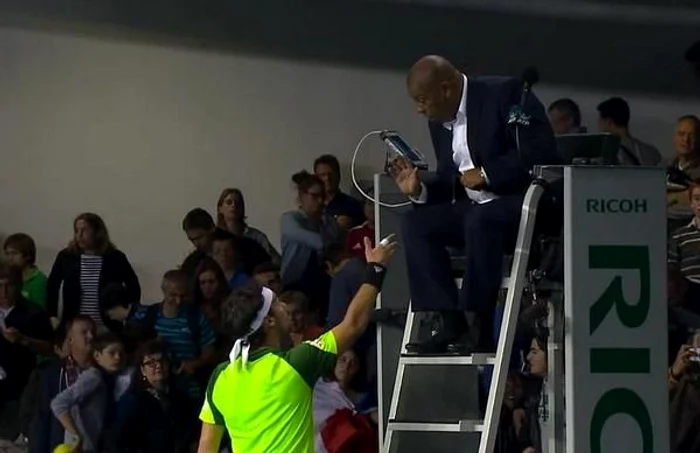 
    Arbitrul refuza sa dea mana cu Fabio Fognini la ParisFOTO: Twitter  