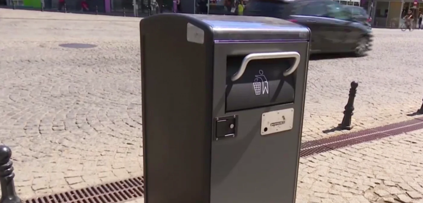 Coş de gunoi high-tech, montat într-o zonă centrală a municipiului Iaşi Foto Alina Batcu