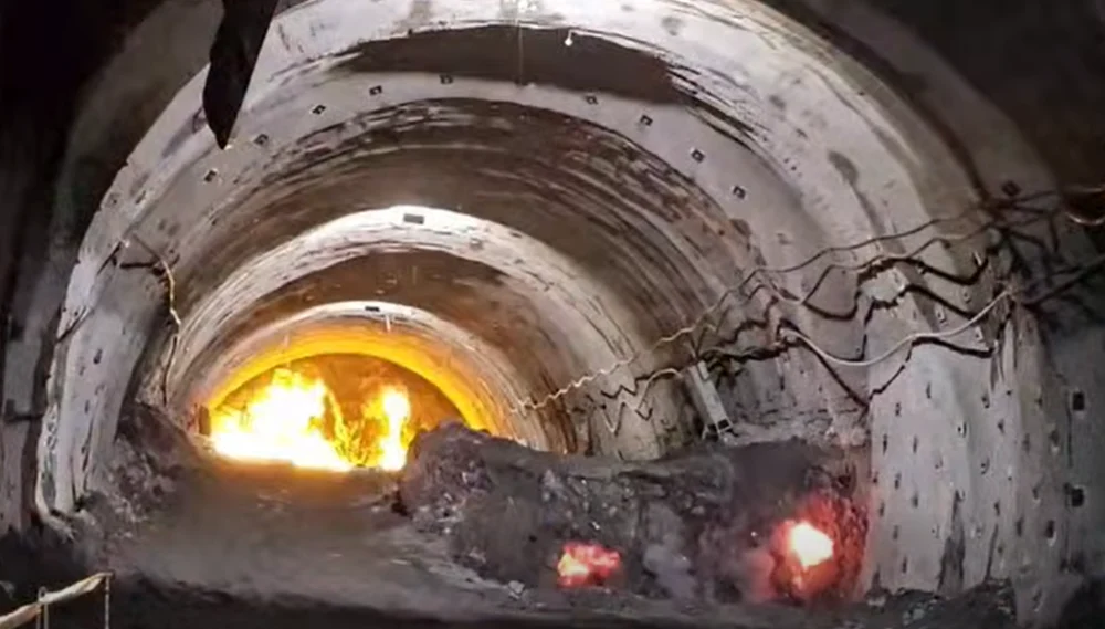 Imagini cu dinamitările la tunelul Robești: lucrări intense pe secțiunea montană a Autostrăzii A1 Sibiu - Pitești