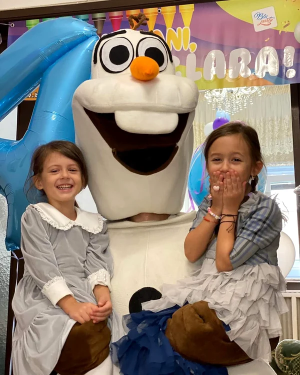 George Burcea imbracat in Olaf cu fetitele lui la party