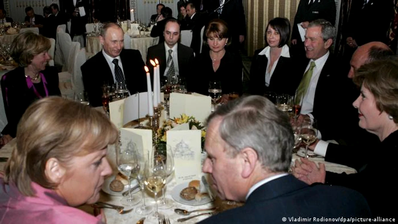 Cină în timpul summitului NATO de la București din 2008: Bush, Merkel și Vladimir Putin