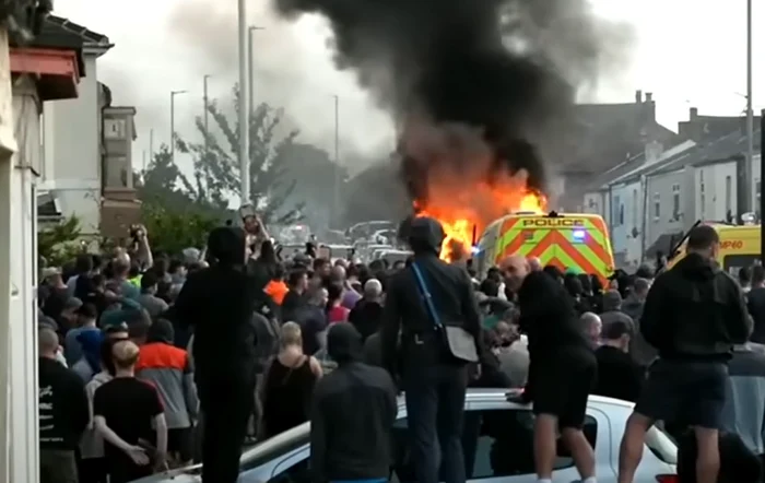 Sute de britanici au fost arestați la protestele violente. FOTO: Captura BBC