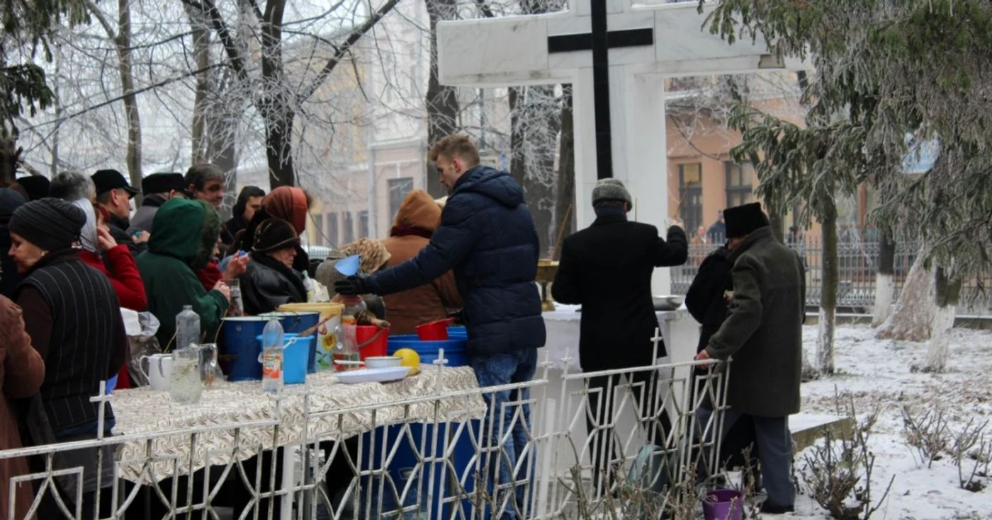 Sute de credincioşi au venit după apa sfinţită de bobotează FOTO Cosmin Zamfirache