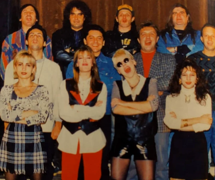 1995. De la stânga, la dreapta: Daniela Gyorfi, Laura Stoica, Silvia Dumitrescu, Carmen Trandafir, Ștefan Bănică jr, Paul Ciuci, Gabriel Cotabiță, Marian Râlea, George Mihăiță, Cristi Minculescu, Vlady Cnejevici, Teo Peterfoto: Instagram