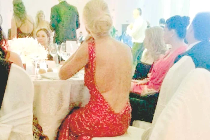 Elena Udrea  s-a fotografiat  cu admiratorii  (Fotografii: PH-online.ro)