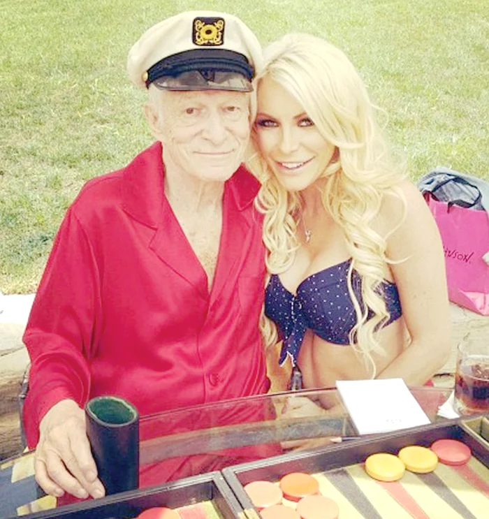 Hugh Hefner caută mereu s-o distreze pe Crystal Harris de teamă să nu îl părăsească