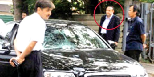 Însărcinatul cu afaceri al României la Singapore, Silviu Ionescu, alături de maşina implicată în accident 