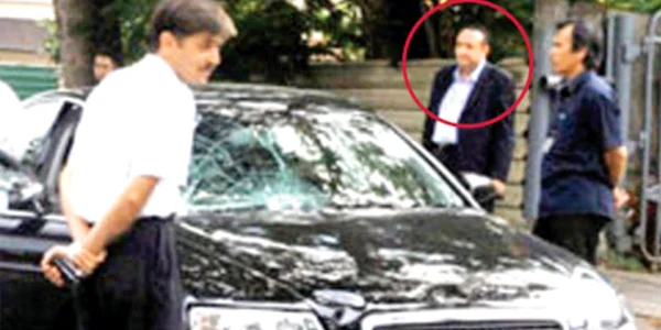 Însărcinatul cu afaceri al României la Singapore, Silviu Ionescu, alături de maşina implicată în accident 