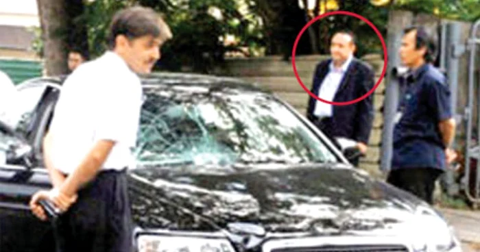 Însărcinatul cu afaceri al României la Singapore, Silviu Ionescu, alături de maşina implicată în accident