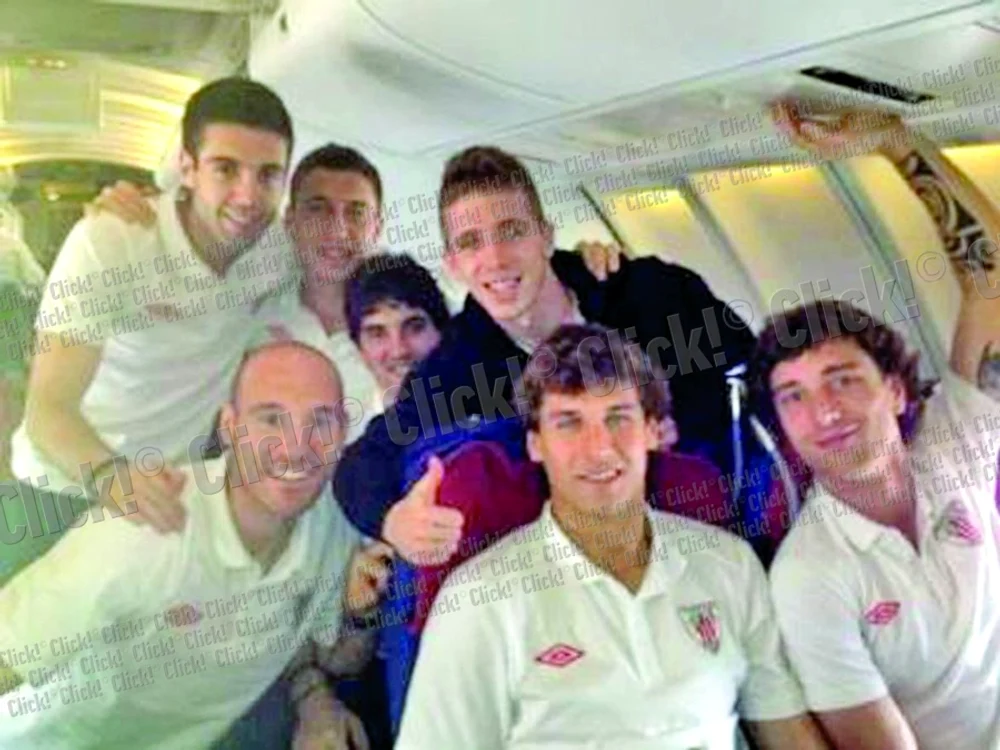 
    Fotbaliştii de la Bilbao  s-au fotografiat  în avion  
