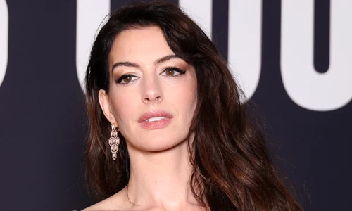 Anne Hathaway, superbă în Valentino, Getty (2) jpg
